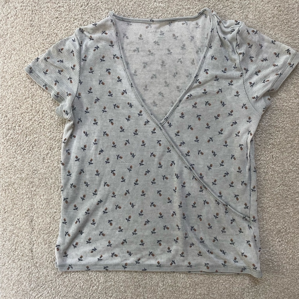 American Eagle v-Neck Top